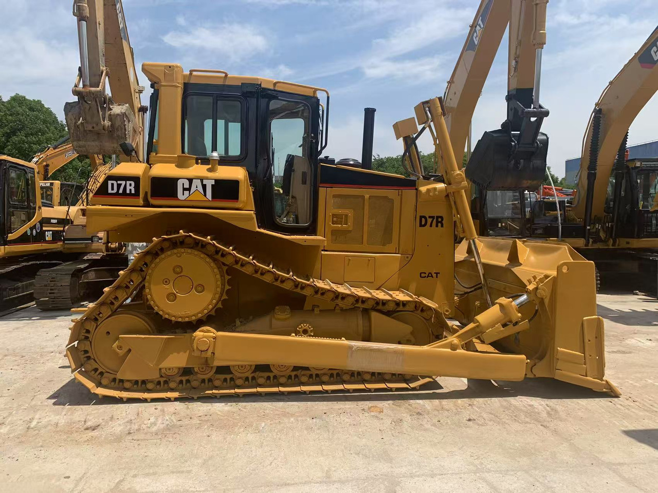 Caterpillar Tracked Tractor CAT D6R, D7R, D8R with Triangle Track - Buldožer: slika Caterpillar Tracked Tractor CAT D6R, D7R, D8R with Triangle Track - Buldožer Caterpillar Tracked Tractor CAT D6R, D7R, D8R with Triangle Track - Buldožer: slika Caterpillar Tracked Tractor CAT D6R, D7R, D8R with Triangle Track - Buldožer