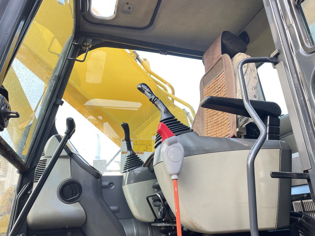 Komatsu PC400 Excavator with Original Color - Bager gusjeničar: slika Komatsu PC400 Excavator with Original Color - Bager gusjeničar Komatsu PC400 Excavator with Original Color - Bager gusjeničar: slika Komatsu PC400 Excavator with Original Color - Bager gusjeničar