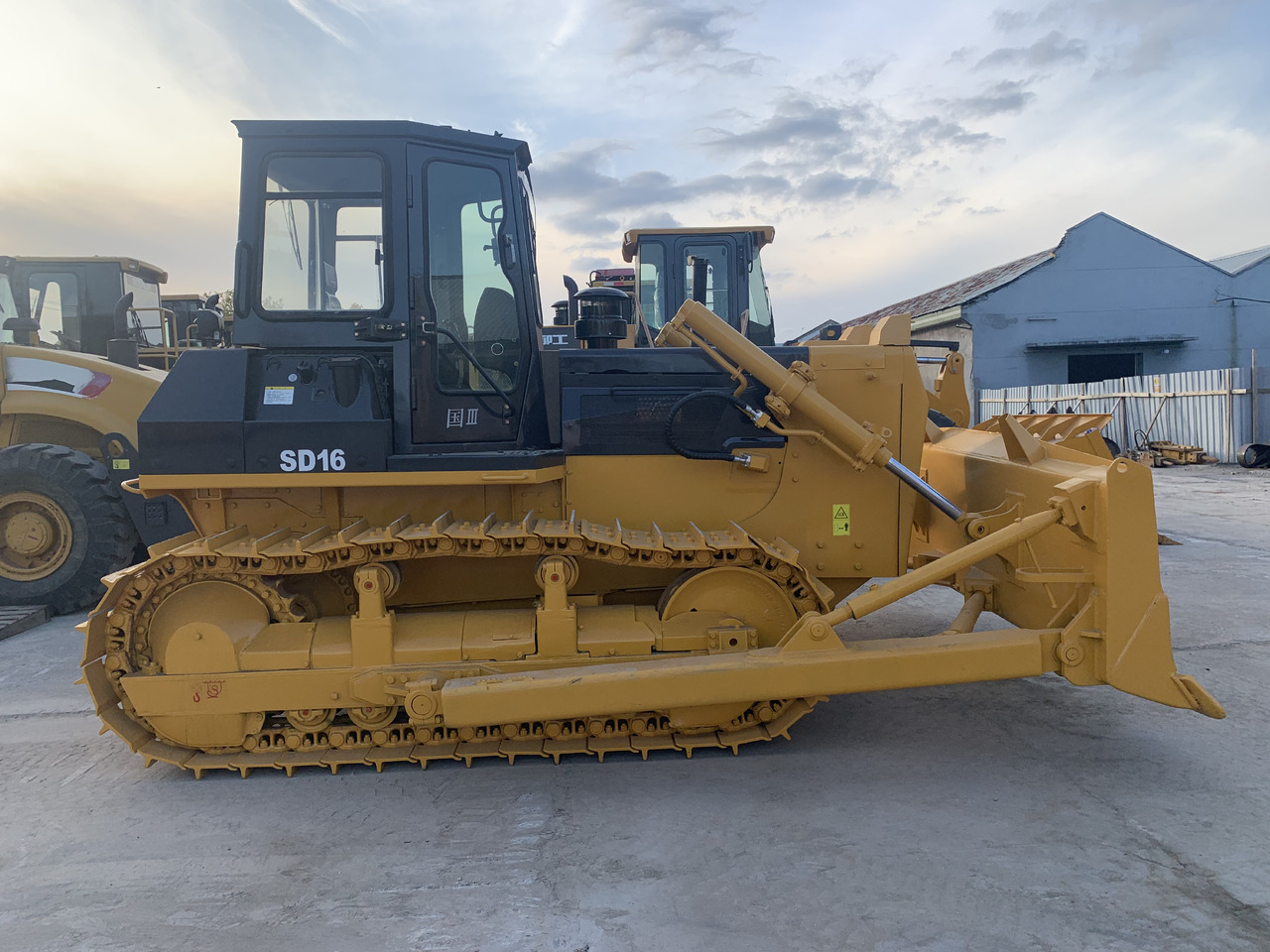 SHANTUI SD16 Used Bulldozer with Good Price - Buldožer: slika SHANTUI SD16 Used Bulldozer with Good Price - Buldožer SHANTUI SD16 Used Bulldozer with Good Price - Buldožer: slika SHANTUI SD16 Used Bulldozer with Good Price - Buldožer