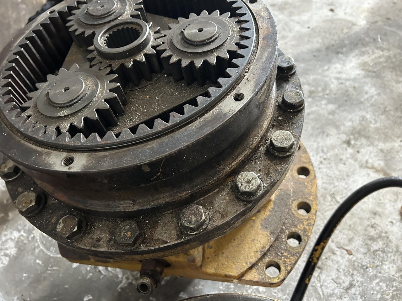 Komatsu PC210 - Motor okretanja za Bager: slika Komatsu PC210 - Motor okretanja za Bager Komatsu PC210 - Motor okretanja za Bager: slika Komatsu PC210 - Motor okretanja za Bager