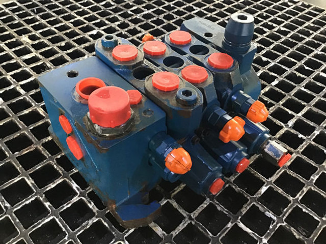 Liebherr Valve Block - Blok cilindra: slika Liebherr Valve Block - Blok cilindra Liebherr Valve Block - Blok cilindra: slika Liebherr Valve Block - Blok cilindra