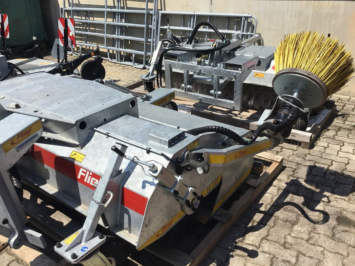 Fliegl Profi 2300 - Metla: slika Fliegl Profi 2300 - Metla Fliegl Profi 2300 - Metla: slika Fliegl Profi 2300 - Metla