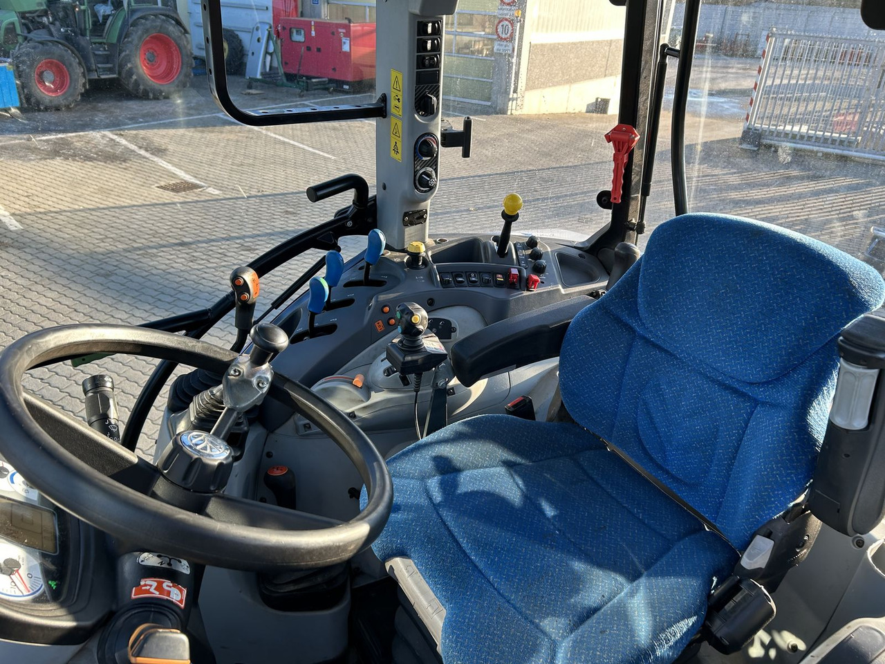 New Holland T 5.105 - Traktor: slika New Holland T 5.105 - Traktor New Holland T 5.105 - Traktor: slika New Holland T 5.105 - Traktor