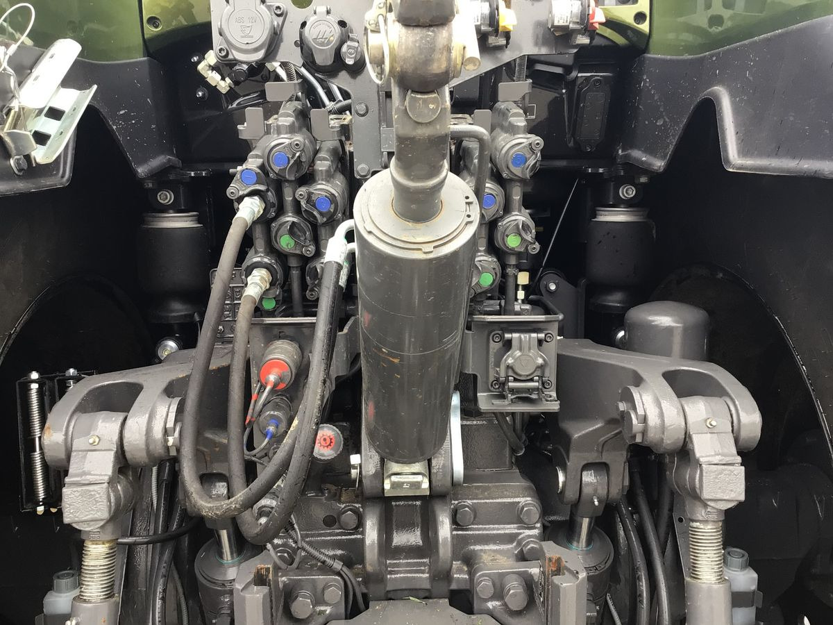 Valtra Q305 - Traktor: slika Valtra Q305 - Traktor Valtra Q305 - Traktor: slika Valtra Q305 - Traktor