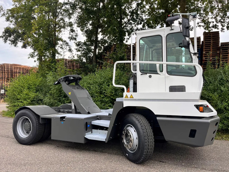 Terberg YT 222 - Terminalni traktor: slika Terberg YT 222 - Terminalni traktor Terberg YT 222 - Terminalni traktor: slika Terberg YT 222 - Terminalni traktor