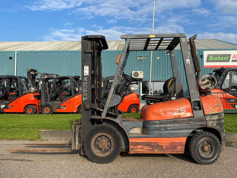 Toyota 42-6FGF25 - Plinski viličar: slika Toyota 42-6FGF25 - Plinski viličar Toyota 42-6FGF25 - Plinski viličar: slika Toyota 42-6FGF25 - Plinski viličar