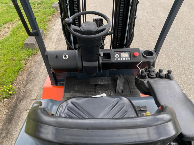 Električni viličar Toyota 8FBMT45: slika Električni viličar Toyota 8FBMT45 Električni viličar Toyota 8FBMT45: slika Električni viličar Toyota 8FBMT45