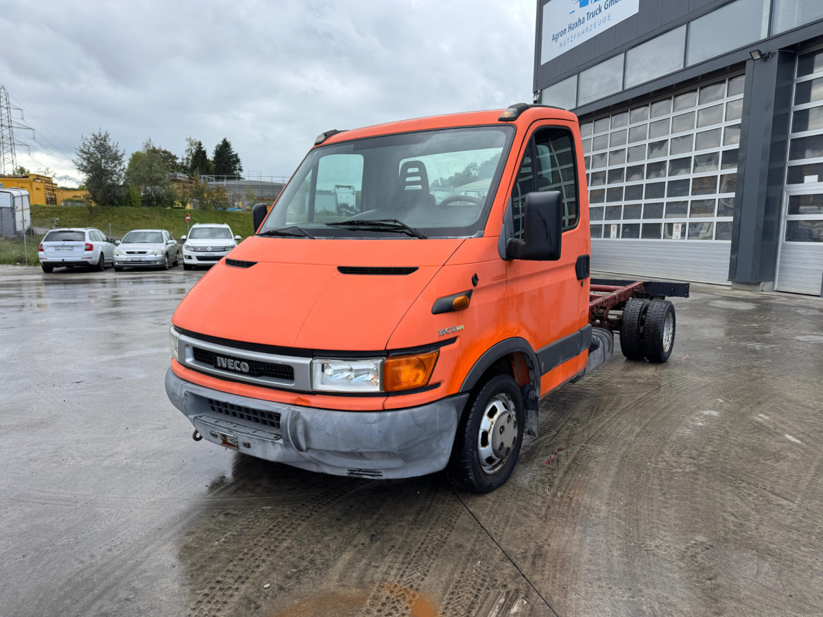 IVECO 35C12 4x2 - Kamion-šasija: slika IVECO 35C12 4x2 - Kamion-šasija IVECO 35C12 4x2 - Kamion-šasija: slika IVECO 35C12 4x2 - Kamion-šasija