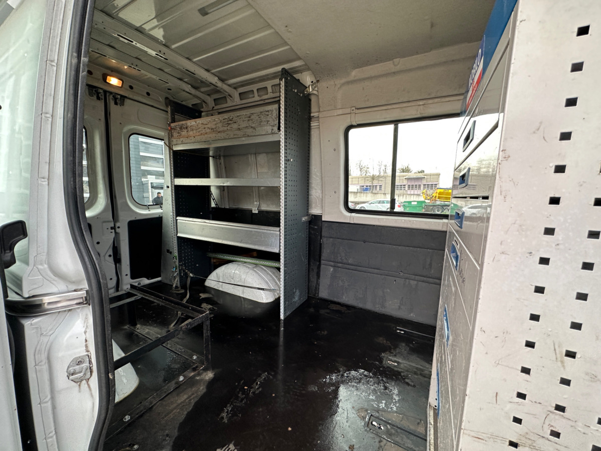 Furgon IVECO 35C18V Daily Servicewagen Sortimo: slika Furgon IVECO 35C18V Daily Servicewagen Sortimo