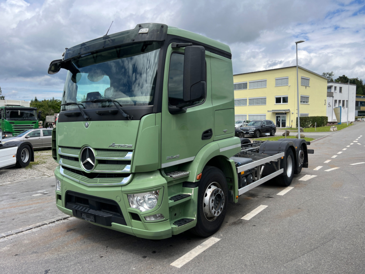 MERCEDES Actros 2543 6x2 - Kamion-šasija: slika MERCEDES Actros 2543 6x2 - Kamion-šasija MERCEDES Actros 2543 6x2 - Kamion-šasija: slika MERCEDES Actros 2543 6x2 - Kamion-šasija