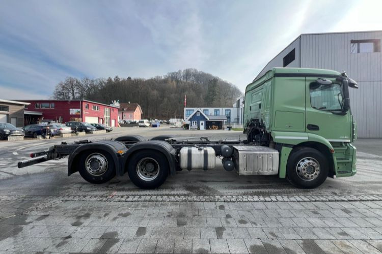 Mercedes-Benz Actros 2543 6x2 - Kamion-šasija: slika Mercedes-Benz Actros 2543 6x2 - Kamion-šasija Mercedes-Benz Actros 2543 6x2 - Kamion-šasija: slika Mercedes-Benz Actros 2543 6x2 - Kamion-šasija