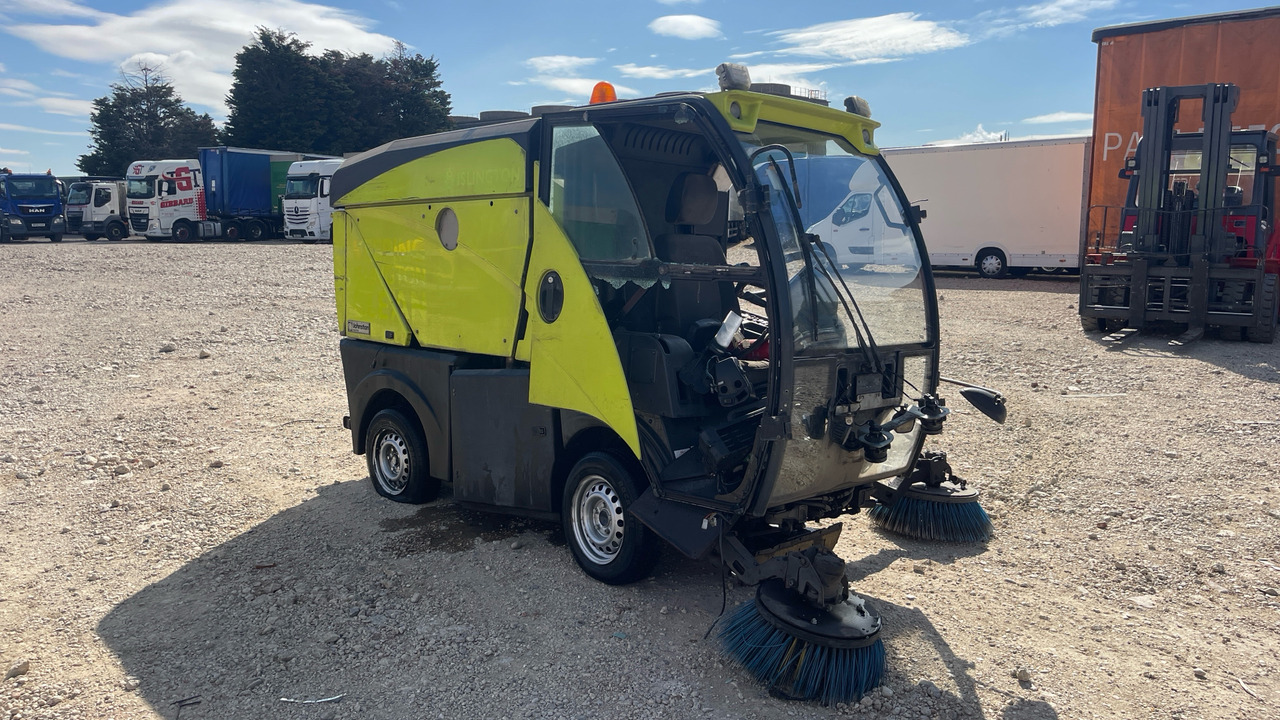 JOHNSTON - Cestovna čistilica: slika JOHNSTON - Cestovna čistilica JOHNSTON - Cestovna čistilica: slika JOHNSTON - Cestovna čistilica