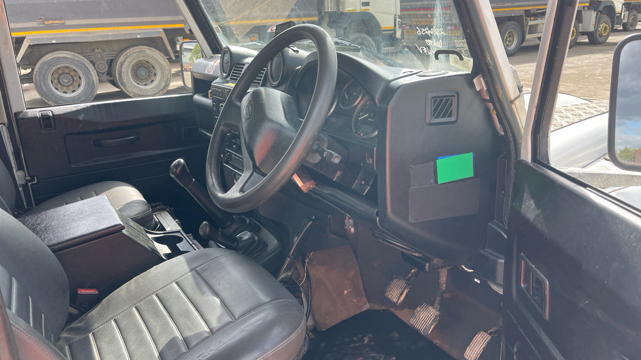 Land Rover Defender 110 2.2 TDCI - Podizna platforma montirana na kamion: slika Land Rover Defender 110 2.2 TDCI - Podizna platforma montirana na kamion Land Rover Defender 110 2.2 TDCI - Podizna platforma montirana na kamion: slika Land Rover Defender 110 2.2 TDCI - Podizna platforma montirana na kamion