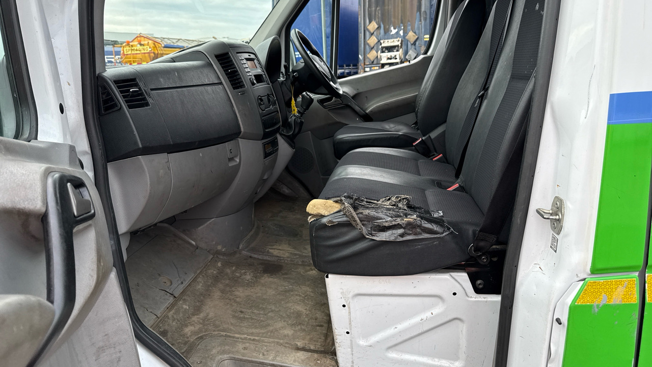Podizna platforma montirana na kamion MERCEDES-BENZ SPRINTER: slika Podizna platforma montirana na kamion MERCEDES-BENZ SPRINTER