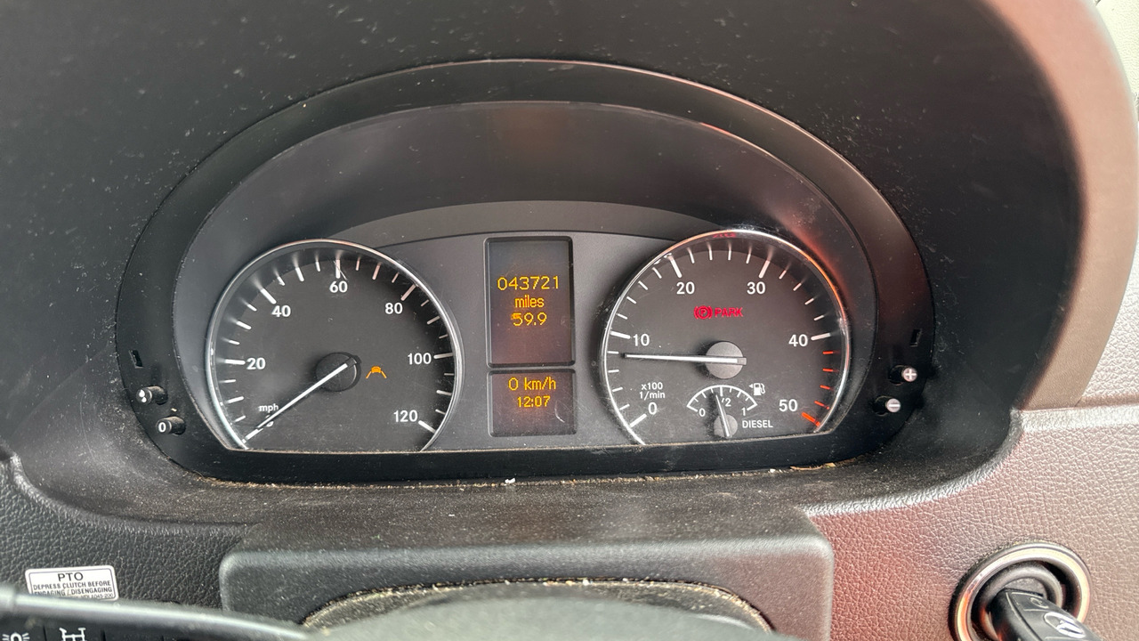 Podizna platforma montirana na kamion MERCEDES-BENZ SPRINTER: slika Podizna platforma montirana na kamion MERCEDES-BENZ SPRINTER