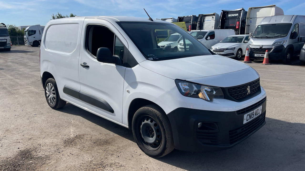 Peugeot Partner 1000 1.6 VLUEHDI PROFESSIONAL 100PS - Mali kombi: slika Peugeot Partner 1000 1.6 VLUEHDI PROFESSIONAL 100PS - Mali kombi Peugeot Partner 1000 1.6 VLUEHDI PROFESSIONAL 100PS - Mali kombi: slika Peugeot Partner 1000 1.6 VLUEHDI PROFESSIONAL 100PS - Mali kombi