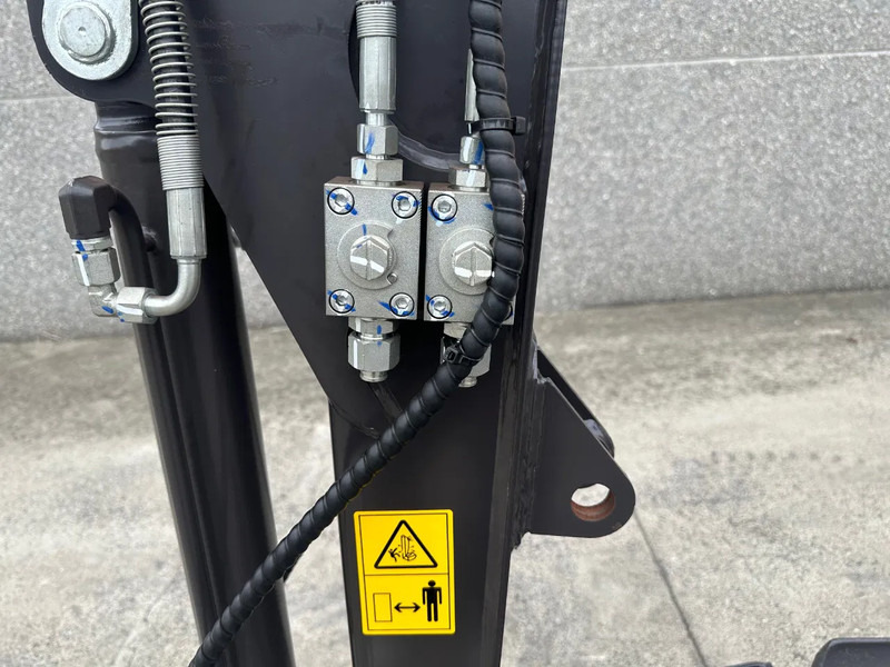 Rhinoceros XN28 - Mini bager: slika Rhinoceros XN28 - Mini bager Rhinoceros XN28 - Mini bager: slika Rhinoceros XN28 - Mini bager