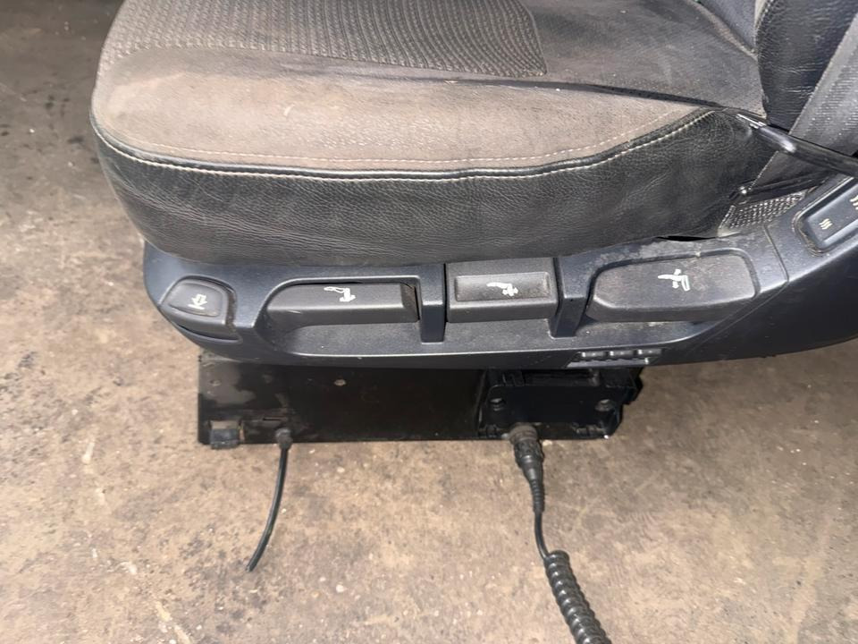 DAF XF 460 Euro 6 Fahrersitz mit Luft - Sjedalo za Kamion: slika DAF XF 460 Euro 6 Fahrersitz mit Luft - Sjedalo za Kamion DAF XF 460 Euro 6 Fahrersitz mit Luft - Sjedalo za Kamion: slika DAF XF 460 Euro 6 Fahrersitz mit Luft - Sjedalo za Kamion