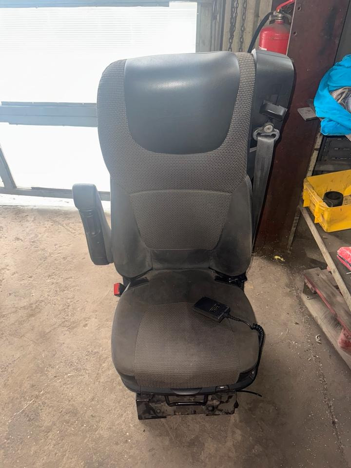 DAF XF 460 Euro 6 Fahrersitz mit Luft - Sjedalo za Kamion: slika DAF XF 460 Euro 6 Fahrersitz mit Luft - Sjedalo za Kamion DAF XF 460 Euro 6 Fahrersitz mit Luft - Sjedalo za Kamion: slika DAF XF 460 Euro 6 Fahrersitz mit Luft - Sjedalo za Kamion