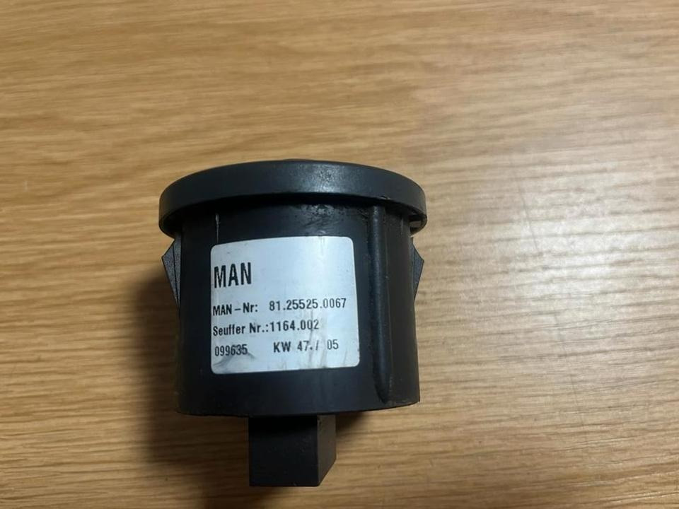 MAN TGA TGL TGS TGX Schalter Achssperre 81255250067 - Električni sustav za Kamion: slika MAN TGA TGL TGS TGX Schalter Achssperre 81255250067 - Električni sustav za Kamion MAN TGA TGL TGS TGX Schalter Achssperre 81255250067 - Električni sustav za Kamion: slika MAN TGA TGL TGS TGX Schalter Achssperre 81255250067 - Električni sustav za Kamion