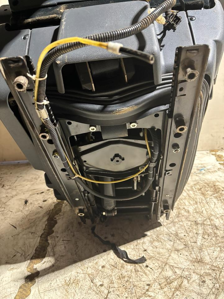 MAN TGX Fahrersitz - Sjedalo za Kamion: slika MAN TGX Fahrersitz - Sjedalo za Kamion MAN TGX Fahrersitz - Sjedalo za Kamion: slika MAN TGX Fahrersitz - Sjedalo za Kamion