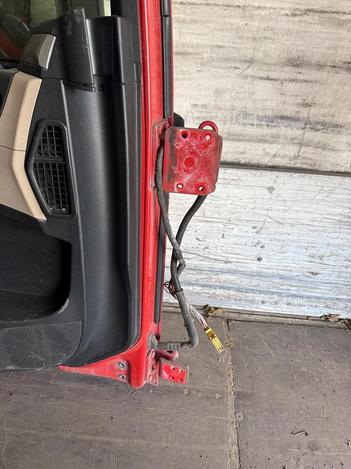 MAN TGX Fahrertür Rot Spiegel Innenverkleidung LN 63 - Vrata i dijelovi za Kamion: slika MAN TGX Fahrertür Rot Spiegel Innenverkleidung LN 63 - Vrata i dijelovi za Kamion MAN TGX Fahrertür Rot Spiegel Innenverkleidung LN 63 - Vrata i dijelovi za Kamion: slika MAN TGX Fahrertür Rot Spiegel Innenverkleidung LN 63 - Vrata i dijelovi za Kamion