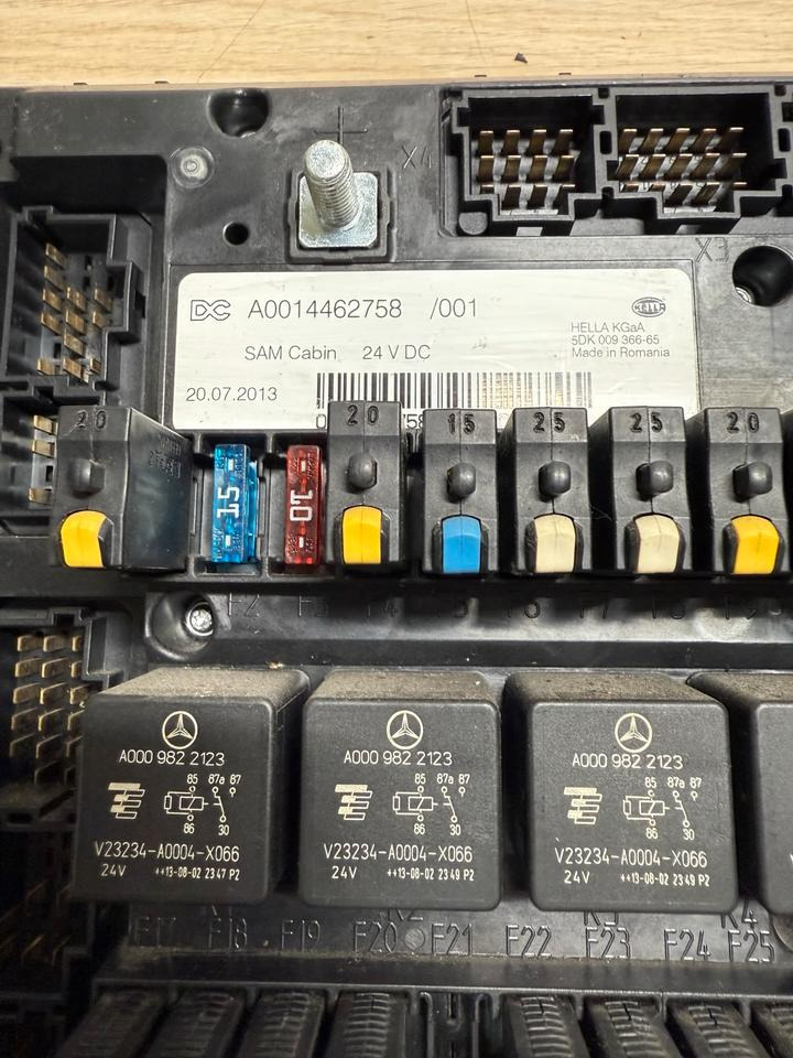 Mercedes Actros MP4 SAM Cabin Sicherungskasten A0014462758 - Osigurač: slika Mercedes Actros MP4 SAM Cabin Sicherungskasten A0014462758 - Osigurač Mercedes Actros MP4 SAM Cabin Sicherungskasten A0014462758 - Osigurač: slika Mercedes Actros MP4 SAM Cabin Sicherungskasten A0014462758 - Osigurač