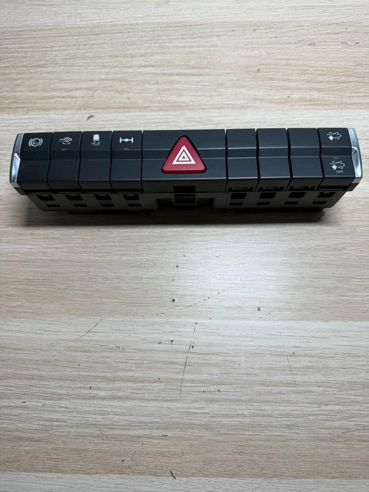 Mercedes Actros MP4 Warnblinkschalter Bedienungspanele - Kabina i unutrašnjost za Kamion: slika Mercedes Actros MP4 Warnblinkschalter Bedienungspanele - Kabina i unutrašnjost za Kamion Mercedes Actros MP4 Warnblinkschalter Bedienungspanele - Kabina i unutrašnjost za Kamion: slika Mercedes Actros MP4 Warnblinkschalter Bedienungspanele - Kabina i unutrašnjost za Kamion