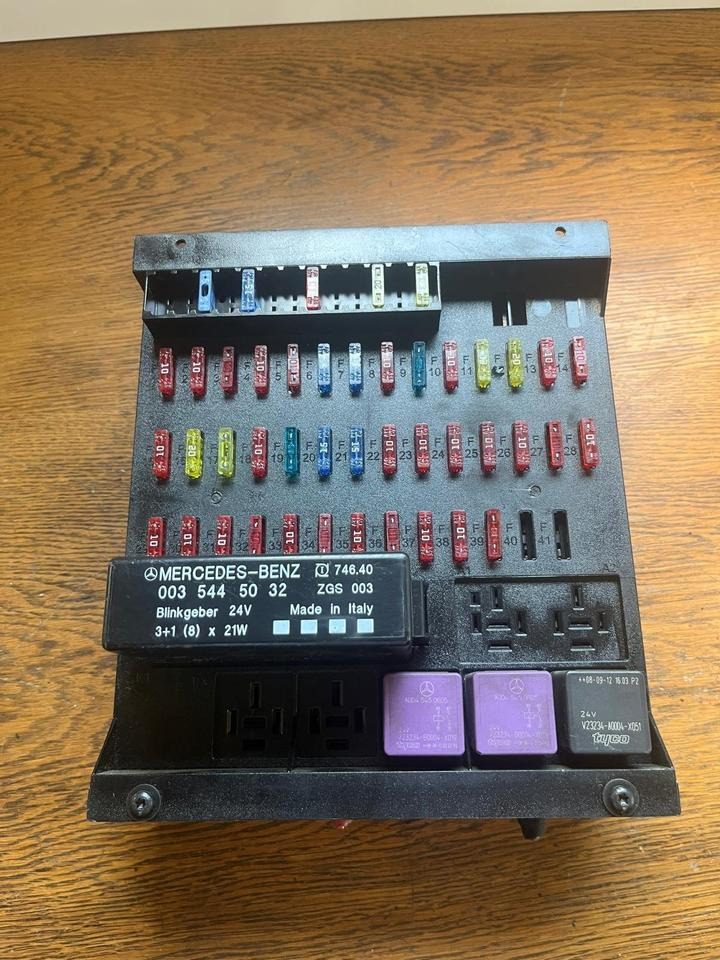 Mercedes Atego Sicherungskasten (Zentralelektrik) A0015433615 - Osigurač za Kamion: slika Mercedes Atego Sicherungskasten (Zentralelektrik) A0015433615 - Osigurač za Kamion Mercedes Atego Sicherungskasten (Zentralelektrik) A0015433615 - Osigurač za Kamion: slika Mercedes Atego Sicherungskasten (Zentralelektrik) A0015433615 - Osigurač za Kamion