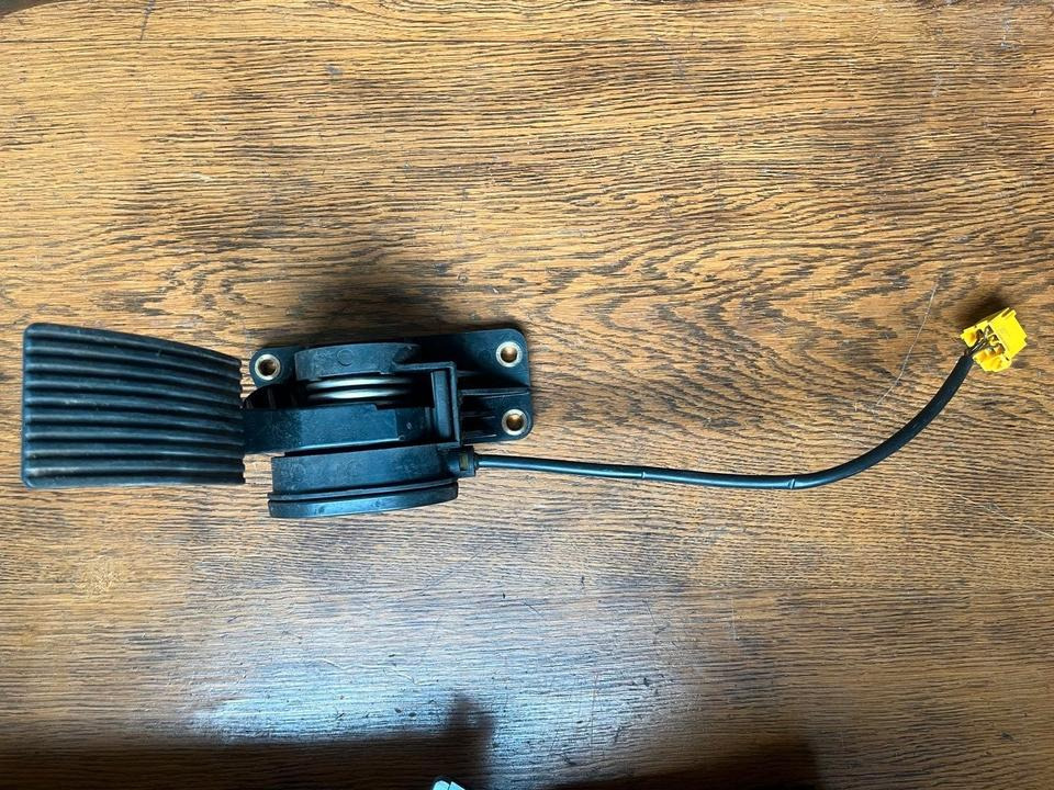 Mercedes Gaspedal A9703000004 - Papučica za Kamion: slika  Mercedes Gaspedal A9703000004 - Papučica za Kamion Mercedes Gaspedal A9703000004 - Papučica za Kamion: slika  Mercedes Gaspedal A9703000004 - Papučica za Kamion