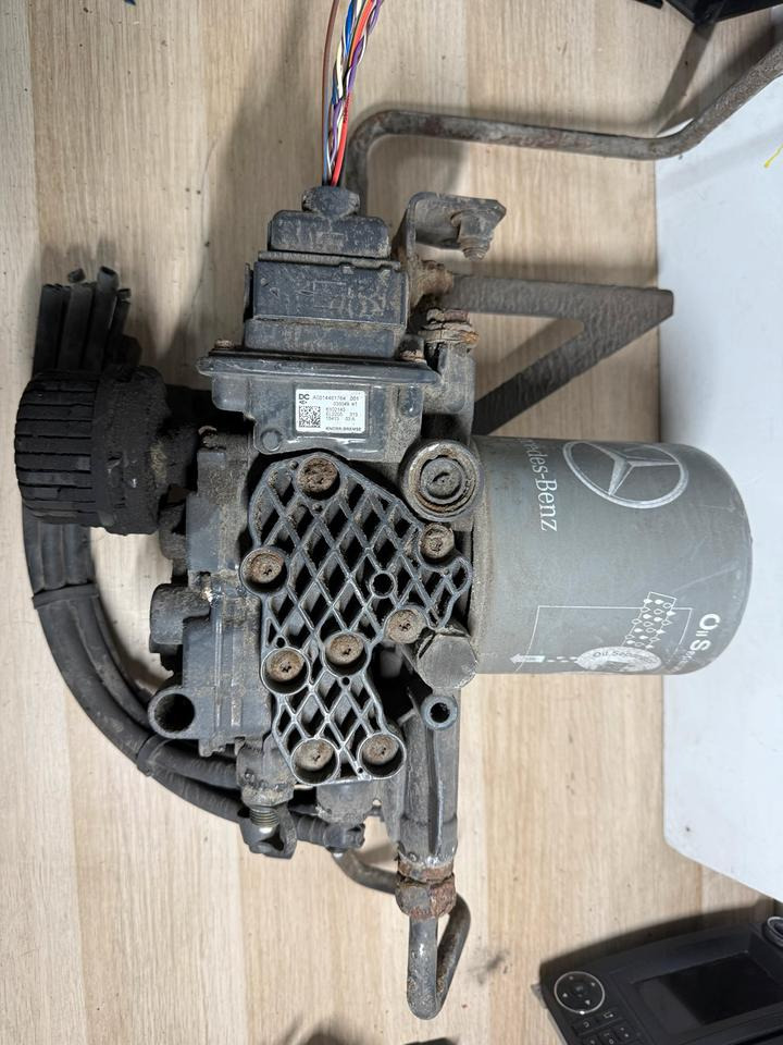 Mercedes KNORR-BREMSE Lufttrockner A0014461764 K102143 - Pribor za kočnice za Kamion: slika Mercedes KNORR-BREMSE Lufttrockner A0014461764 K102143 - Pribor za kočnice za Kamion Mercedes KNORR-BREMSE Lufttrockner A0014461764 K102143 - Pribor za kočnice za Kamion: slika Mercedes KNORR-BREMSE Lufttrockner A0014461764 K102143 - Pribor za kočnice za Kamion