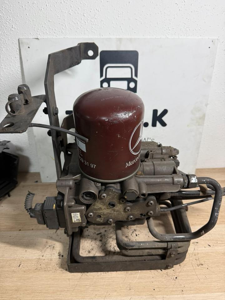 Mercedes KNORR-BREMSE LufttrocknerA0014465564 K138265 - Pribor za kočnice za Kamion: slika Mercedes KNORR-BREMSE LufttrocknerA0014465564 K138265 - Pribor za kočnice za Kamion Mercedes KNORR-BREMSE LufttrocknerA0014465564 K138265 - Pribor za kočnice za Kamion: slika Mercedes KNORR-BREMSE LufttrocknerA0014465564 K138265 - Pribor za kočnice za Kamion