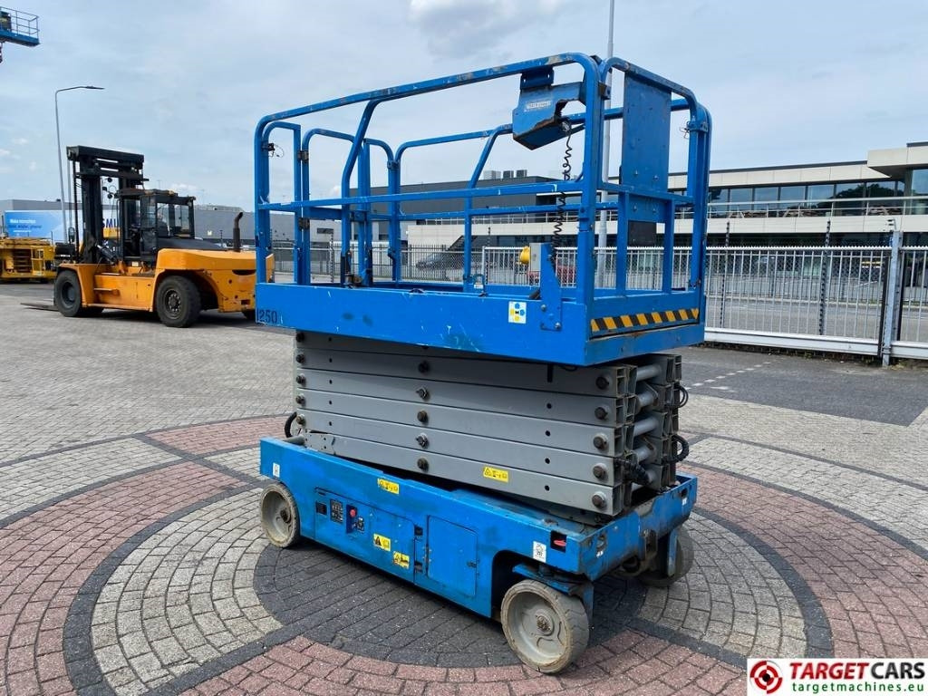Genie GS-4047 Electric 4047 Scissor Work Lift 1389cm - Škarasta podizna platforma: slika Genie GS-4047 Electric 4047 Scissor Work Lift 1389cm - Škarasta podizna platforma Genie GS-4047 Electric 4047 Scissor Work Lift 1389cm - Škarasta podizna platforma: slika Genie GS-4047 Electric 4047 Scissor Work Lift 1389cm - Škarasta podizna platforma