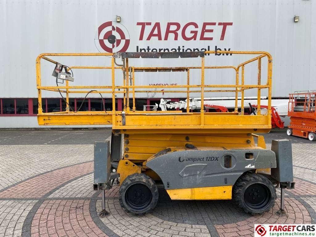Haulotte Compact 12DX Diesel 4x4 Scissor Work Lift 1206cm - Škarasta podizna platforma: slika Haulotte Compact 12DX Diesel 4x4 Scissor Work Lift 1206cm - Škarasta podizna platforma Haulotte Compact 12DX Diesel 4x4 Scissor Work Lift 1206cm - Škarasta podizna platforma: slika Haulotte Compact 12DX Diesel 4x4 Scissor Work Lift 1206cm - Škarasta podizna platforma