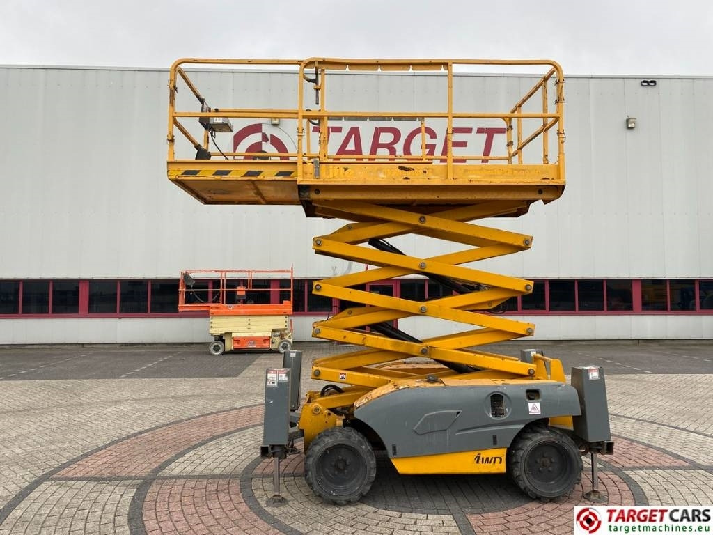 Haulotte Compact 12DX Diesel 4x4 Scissor Work Lift 1206cm - Škarasta podizna platforma: slika Haulotte Compact 12DX Diesel 4x4 Scissor Work Lift 1206cm - Škarasta podizna platforma Haulotte Compact 12DX Diesel 4x4 Scissor Work Lift 1206cm - Škarasta podizna platforma: slika Haulotte Compact 12DX Diesel 4x4 Scissor Work Lift 1206cm - Škarasta podizna platforma