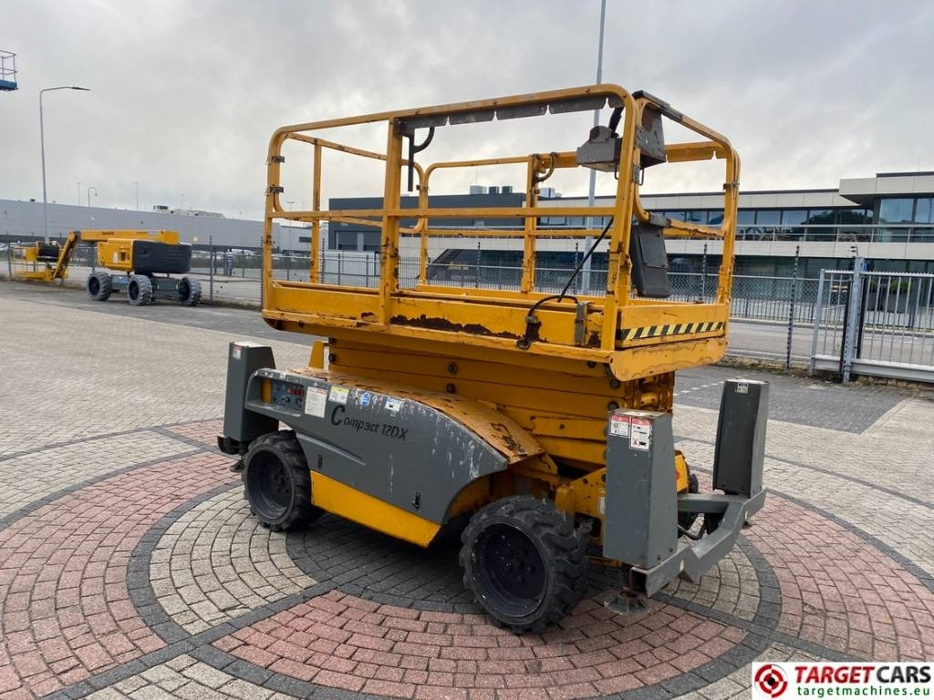 Haulotte Compact 12DX Diesel 4x4 Scissor Work Lift 1206cm - Škarasta podizna platforma: slika Haulotte Compact 12DX Diesel 4x4 Scissor Work Lift 1206cm - Škarasta podizna platforma Haulotte Compact 12DX Diesel 4x4 Scissor Work Lift 1206cm - Škarasta podizna platforma: slika Haulotte Compact 12DX Diesel 4x4 Scissor Work Lift 1206cm - Škarasta podizna platforma