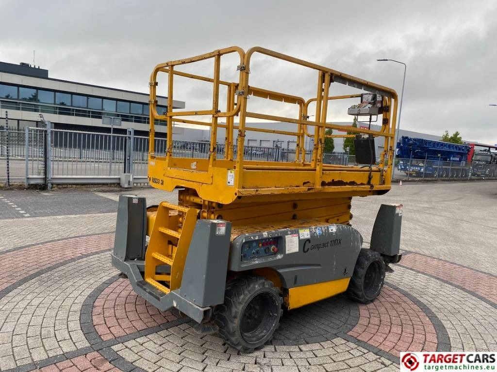 Haulotte Compact 12DX Diesel 4x4 Scissor Work Lift 1206cm - Škarasta podizna platforma: slika Haulotte Compact 12DX Diesel 4x4 Scissor Work Lift 1206cm - Škarasta podizna platforma Haulotte Compact 12DX Diesel 4x4 Scissor Work Lift 1206cm - Škarasta podizna platforma: slika Haulotte Compact 12DX Diesel 4x4 Scissor Work Lift 1206cm - Škarasta podizna platforma