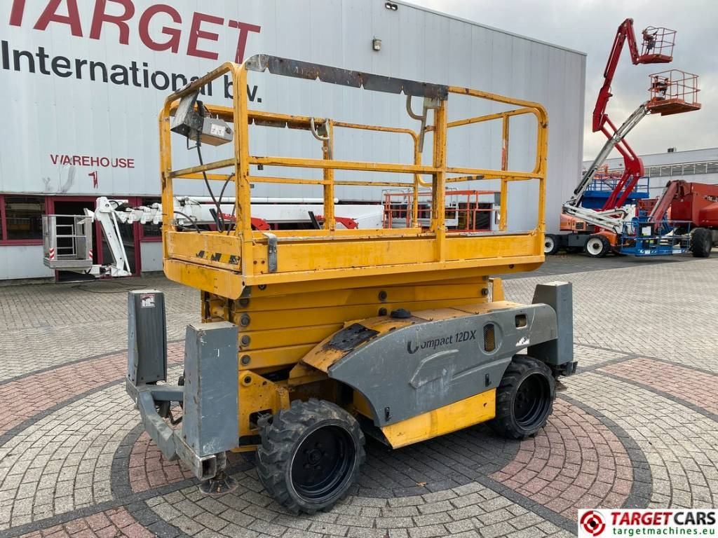 Haulotte Compact 12DX Diesel 4x4 Scissor Work Lift 1206cm - Škarasta podizna platforma: slika Haulotte Compact 12DX Diesel 4x4 Scissor Work Lift 1206cm - Škarasta podizna platforma Haulotte Compact 12DX Diesel 4x4 Scissor Work Lift 1206cm - Škarasta podizna platforma: slika Haulotte Compact 12DX Diesel 4x4 Scissor Work Lift 1206cm - Škarasta podizna platforma