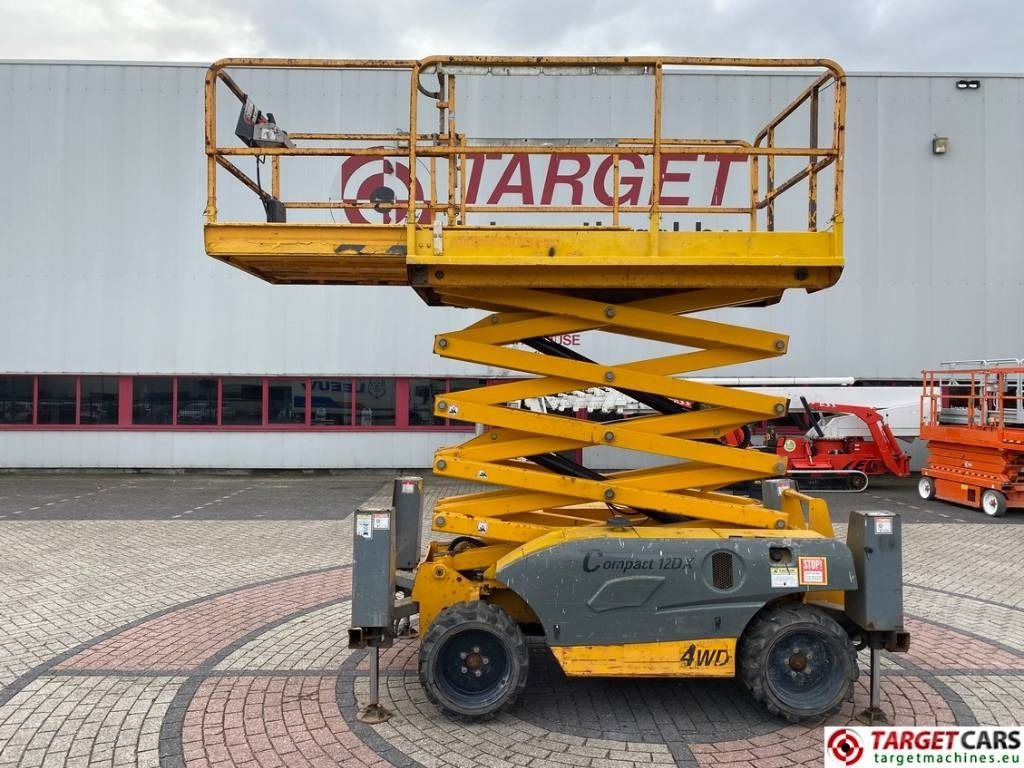 Haulotte Compact 12DX Diesel 4x4 Scissor Work Lift 1206cm - Škarasta podizna platforma: slika Haulotte Compact 12DX Diesel 4x4 Scissor Work Lift 1206cm - Škarasta podizna platforma Haulotte Compact 12DX Diesel 4x4 Scissor Work Lift 1206cm - Škarasta podizna platforma: slika Haulotte Compact 12DX Diesel 4x4 Scissor Work Lift 1206cm - Škarasta podizna platforma