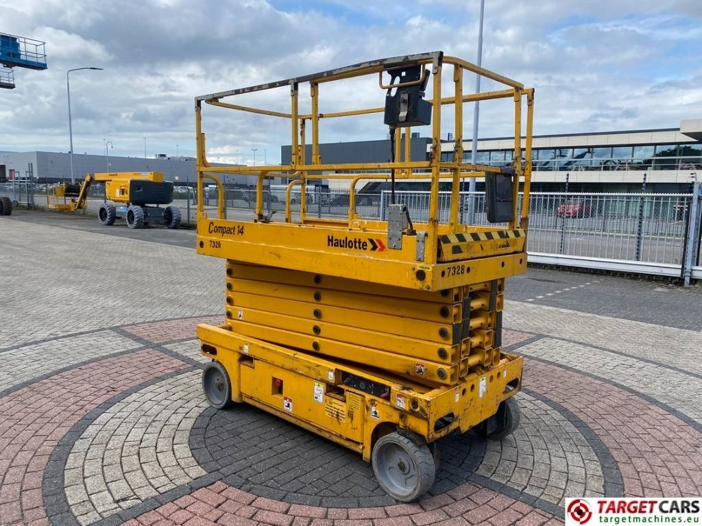 Haulotte Compact 14 Electric Scissor Work Lift 1385cm - Škarasta podizna platforma: slika Haulotte Compact 14 Electric Scissor Work Lift 1385cm - Škarasta podizna platforma Haulotte Compact 14 Electric Scissor Work Lift 1385cm - Škarasta podizna platforma: slika Haulotte Compact 14 Electric Scissor Work Lift 1385cm - Škarasta podizna platforma