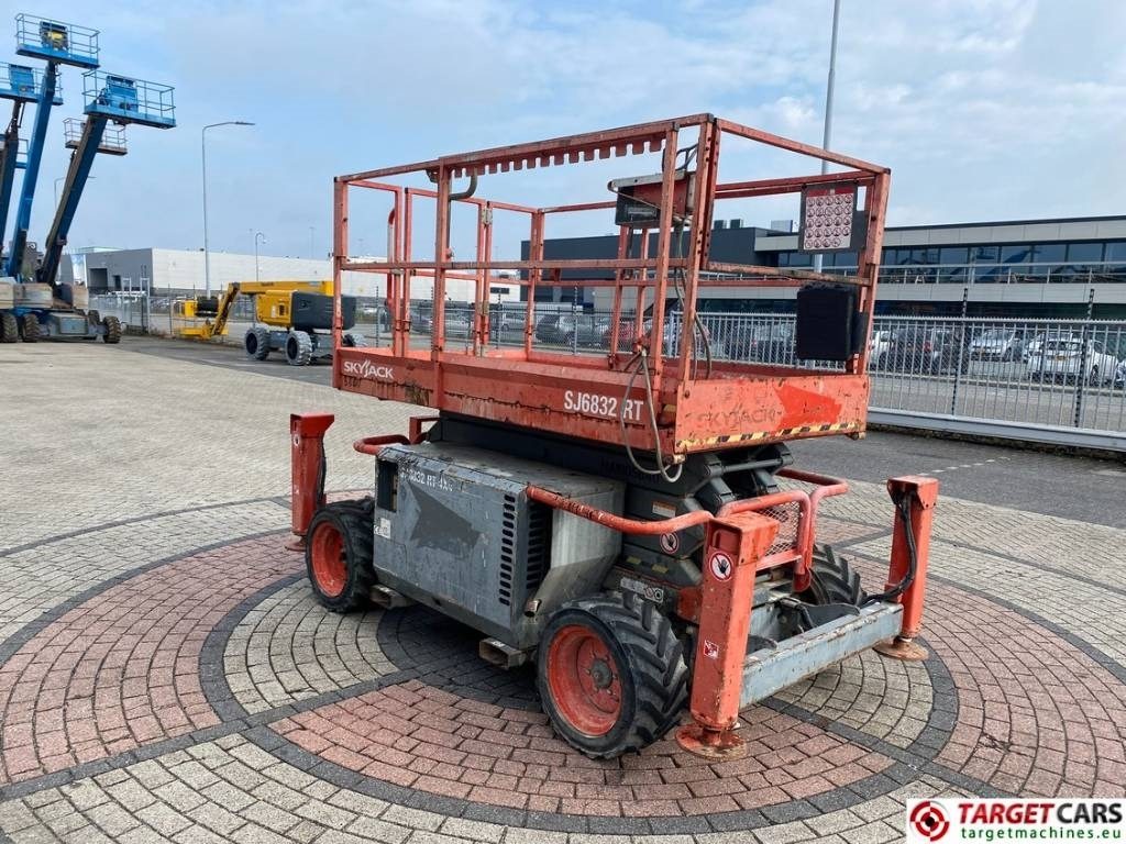 SkyJack SJ6832 RT Diesel 4x4 Scissor Work Lift 1180cm - Škarasta podizna platforma: slika SkyJack SJ6832 RT Diesel 4x4 Scissor Work Lift 1180cm - Škarasta podizna platforma SkyJack SJ6832 RT Diesel 4x4 Scissor Work Lift 1180cm - Škarasta podizna platforma: slika SkyJack SJ6832 RT Diesel 4x4 Scissor Work Lift 1180cm - Škarasta podizna platforma