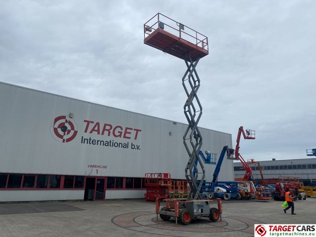 Škarasta podizna platforma SkyJack SJ6832 RT Diesel 4x4 Scissor Work Lift 1180cm: slika Škarasta podizna platforma SkyJack SJ6832 RT Diesel 4x4 Scissor Work Lift 1180cm