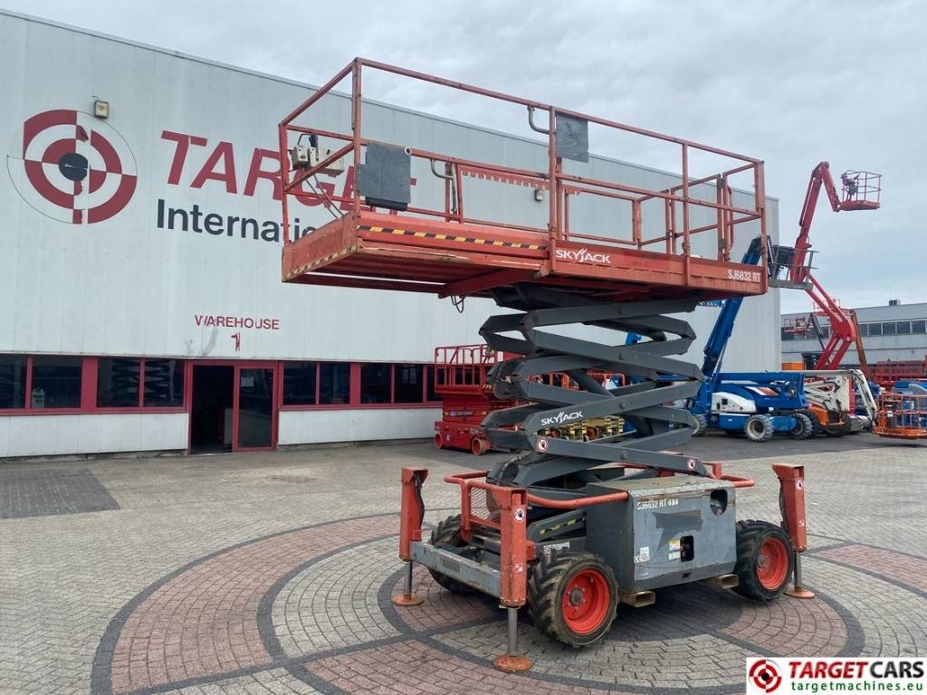 Škarasta podizna platforma SkyJack SJ6832 RT Diesel 4x4 Scissor Work Lift 1180cm: slika Škarasta podizna platforma SkyJack SJ6832 RT Diesel 4x4 Scissor Work Lift 1180cm