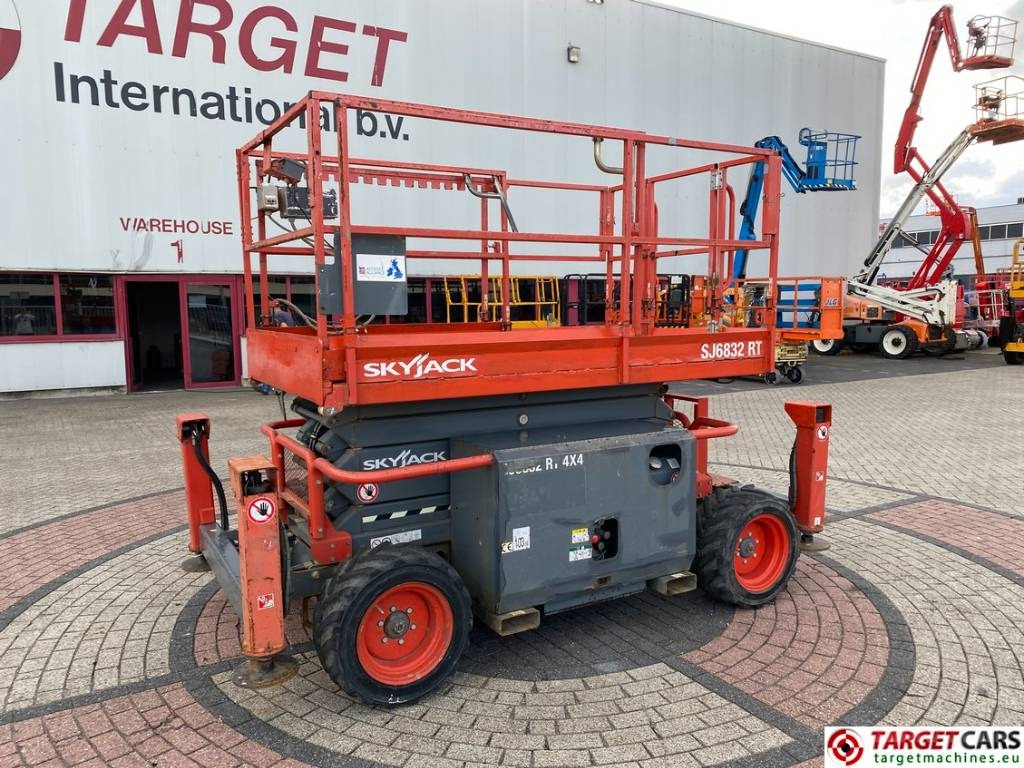 SkyJack SJ6832RT Diesel 4x4 Scissor 6832 Work Lift 1180cm - Škarasta podizna platforma: slika SkyJack SJ6832RT Diesel 4x4 Scissor 6832 Work Lift 1180cm - Škarasta podizna platforma SkyJack SJ6832RT Diesel 4x4 Scissor 6832 Work Lift 1180cm - Škarasta podizna platforma: slika SkyJack SJ6832RT Diesel 4x4 Scissor 6832 Work Lift 1180cm - Škarasta podizna platforma