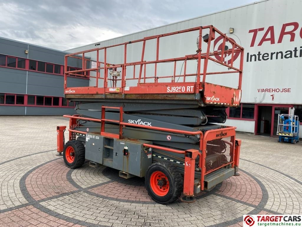 SkyJack SJ9250 RT Diesel 4x4 Scissor 9250 Work Lift 1720cm - Škarasta podizna platforma: slika SkyJack SJ9250 RT Diesel 4x4 Scissor 9250 Work Lift 1720cm - Škarasta podizna platforma SkyJack SJ9250 RT Diesel 4x4 Scissor 9250 Work Lift 1720cm - Škarasta podizna platforma: slika SkyJack SJ9250 RT Diesel 4x4 Scissor 9250 Work Lift 1720cm - Škarasta podizna platforma