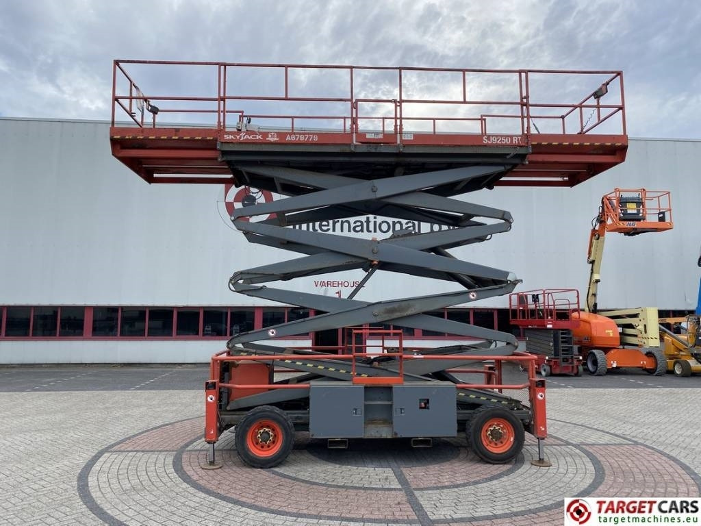 Škarasta podizna platforma SkyJack SJ9250 RT Diesel 4x4 Scissor Work Lift 1720cm: slika Škarasta podizna platforma SkyJack SJ9250 RT Diesel 4x4 Scissor Work Lift 1720cm Škarasta podizna platforma SkyJack SJ9250 RT Diesel 4x4 Scissor Work Lift 1720cm: slika Škarasta podizna platforma SkyJack SJ9250 RT Diesel 4x4 Scissor Work Lift 1720cm