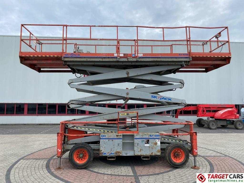 SkyJack SJ9250 RT Diesel Scissor Work Lift 1720cm - Škarasta podizna platforma: slika SkyJack SJ9250 RT Diesel Scissor Work Lift 1720cm - Škarasta podizna platforma SkyJack SJ9250 RT Diesel Scissor Work Lift 1720cm - Škarasta podizna platforma: slika SkyJack SJ9250 RT Diesel Scissor Work Lift 1720cm - Škarasta podizna platforma