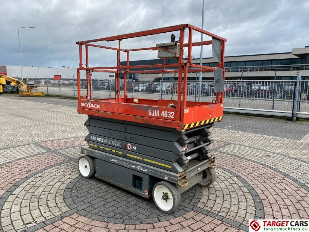SkyJack SJIII-4632 Electric Scissor Work Lift 1170cm - Škarasta podizna platforma: slika SkyJack SJIII-4632 Electric Scissor Work Lift 1170cm - Škarasta podizna platforma SkyJack SJIII-4632 Electric Scissor Work Lift 1170cm - Škarasta podizna platforma: slika SkyJack SJIII-4632 Electric Scissor Work Lift 1170cm - Škarasta podizna platforma