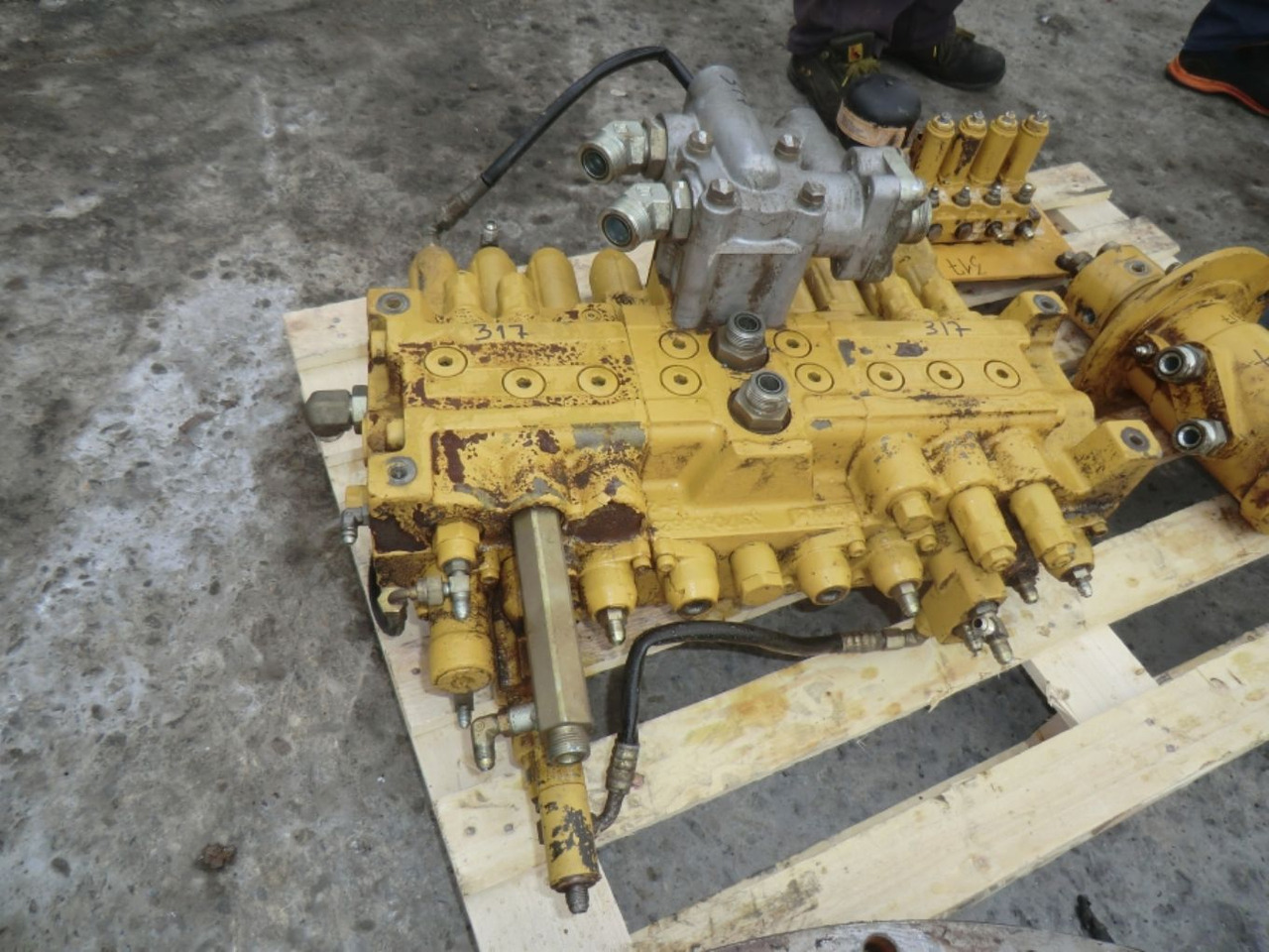 Caterpillar 317B LN Distributore idrualico - Hidraulični ventil za Građevinski strojevi: slika Caterpillar 317B LN Distributore idrualico - Hidraulični ventil za Građevinski strojevi Caterpillar 317B LN Distributore idrualico - Hidraulični ventil za Građevinski strojevi: slika Caterpillar 317B LN Distributore idrualico - Hidraulični ventil za Građevinski strojevi