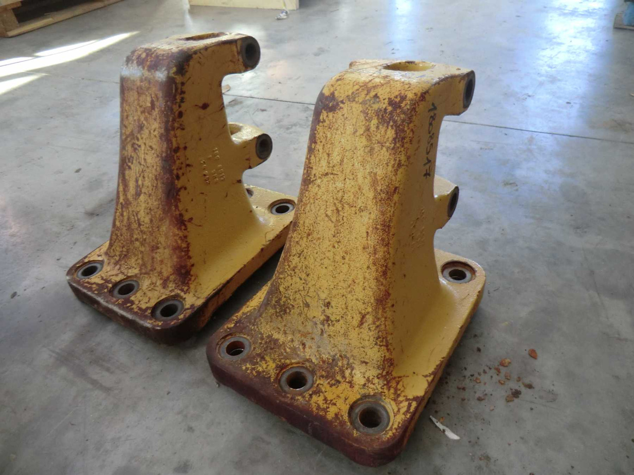 Caterpillar 735 Supporto barra equilibratrice centrale e posteriore - Karoserija i eksterijer za Građevinski strojevi: slika Caterpillar 735 Supporto barra equilibratrice centrale e posteriore - Karoserija i eksterijer za Građevinski strojevi Caterpillar 735 Supporto barra equilibratrice centrale e posteriore - Karoserija i eksterijer za Građevinski strojevi: slika Caterpillar 735 Supporto barra equilibratrice centrale e posteriore - Karoserija i eksterijer za Građevinski strojevi